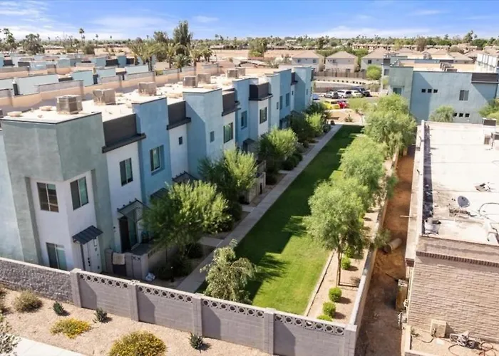 Desert Escape Townhome - Pool & Gym Phoenix