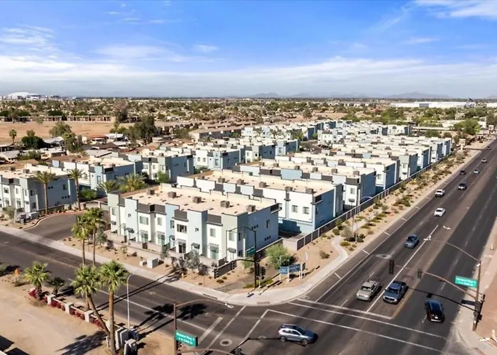Desert Escape Townhome - Pool & Gym *