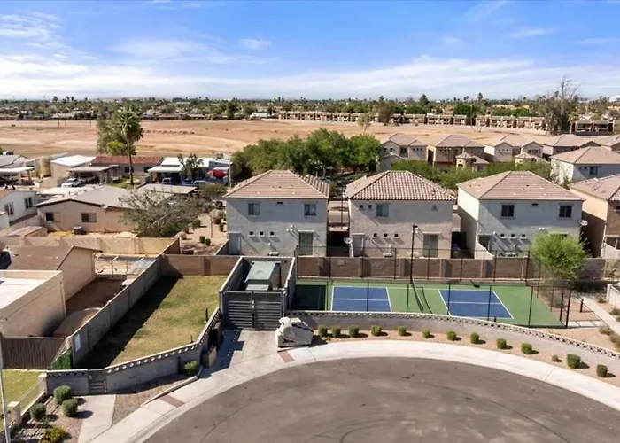 Desert Escape Townhome - Pool & Gym * Phoenix