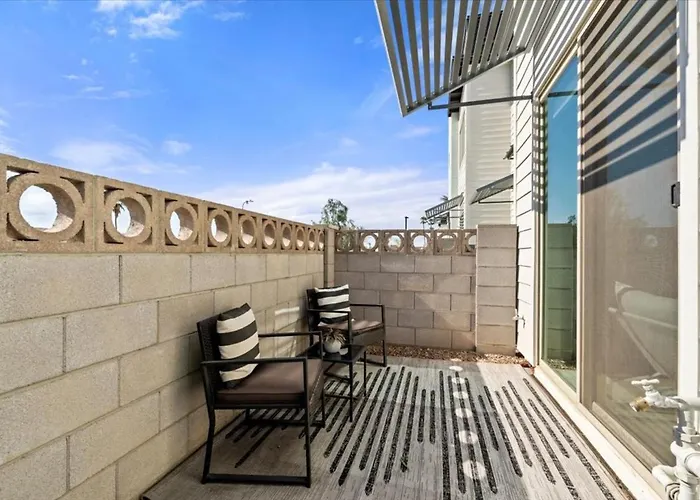 Desert Escape Townhome - Pool & Gym