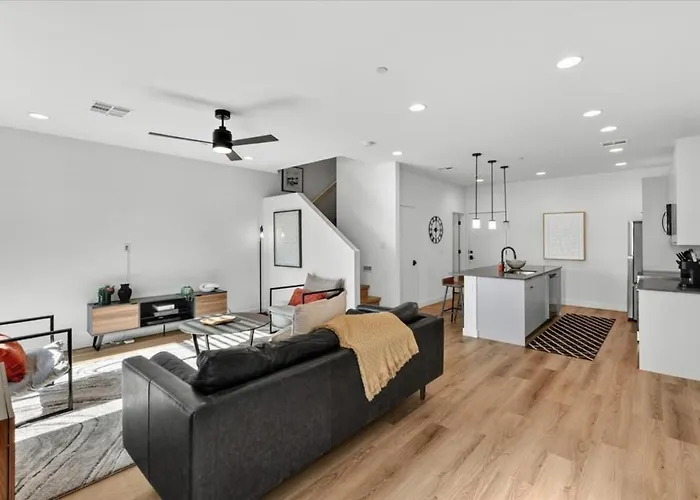 Desert Escape Townhome - Pool & Gym